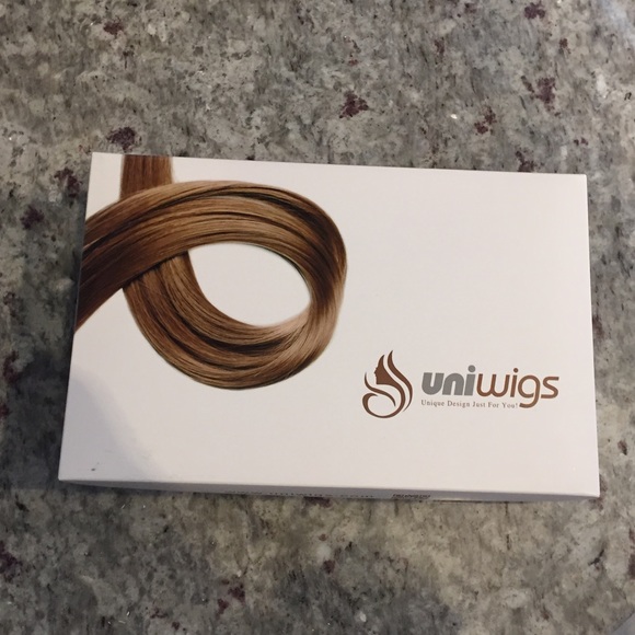 Uniwigs Fatin synthetic lace front wig - Picture 4 of 4